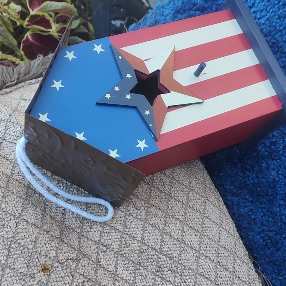 Patriotic Star Birdhouse - Picture 3 of 10